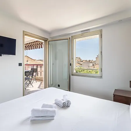 L'etoile D'or Avec Terrasse Au Centre De *