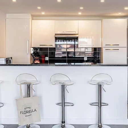 L'etoile D'or Avec Terrasse Au Centre De *