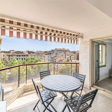 L'etoile D'or Avec Terrasse Au Centre De