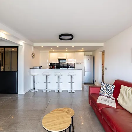 L'etoile D'or Avec Terrasse Au Centre De * Cannes