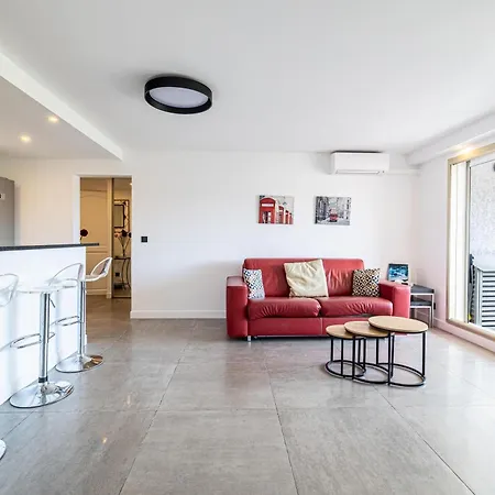 L'etoile D'or Avec Terrasse Au Centre De * Cannes